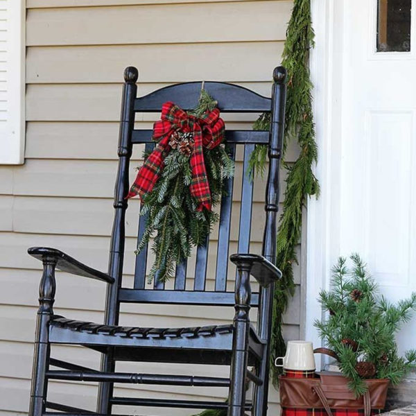 Affordable Christmas Porch Decoration Ideas To Try This Season 06