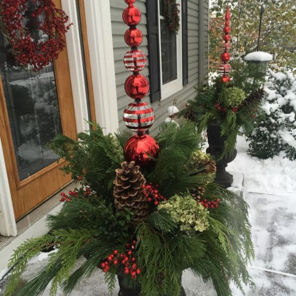 Affordable Christmas Porch Decoration Ideas To Try This Season 13