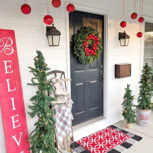 Affordable Christmas Porch Decoration Ideas To Try This Season 16