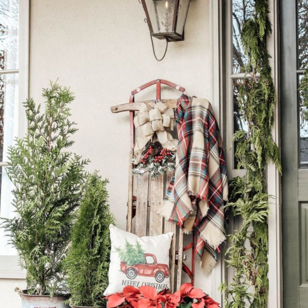 Affordable Christmas Porch Decoration Ideas To Try This Season 18