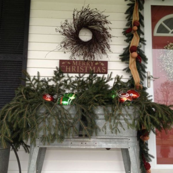 Affordable Christmas Porch Decoration Ideas To Try This Season 26