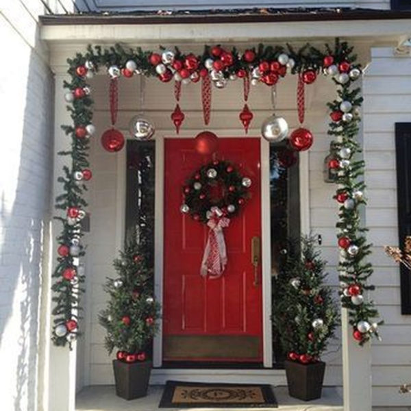 Affordable Christmas Porch Decoration Ideas To Try This Season 27
