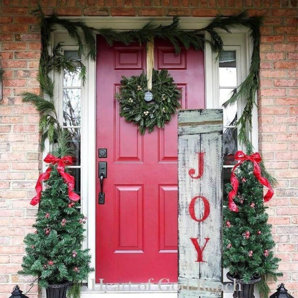 Affordable Christmas Porch Decoration Ideas To Try This Season 28