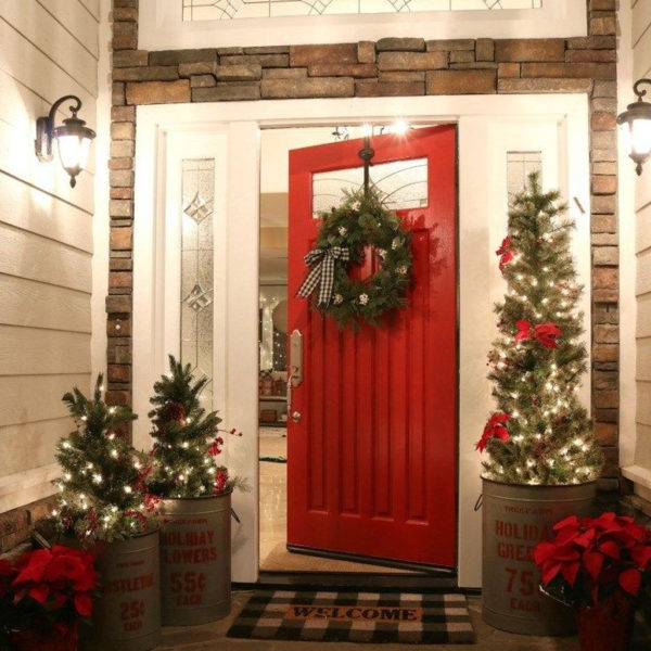 Affordable Christmas Porch Decoration Ideas To Try This Season 29