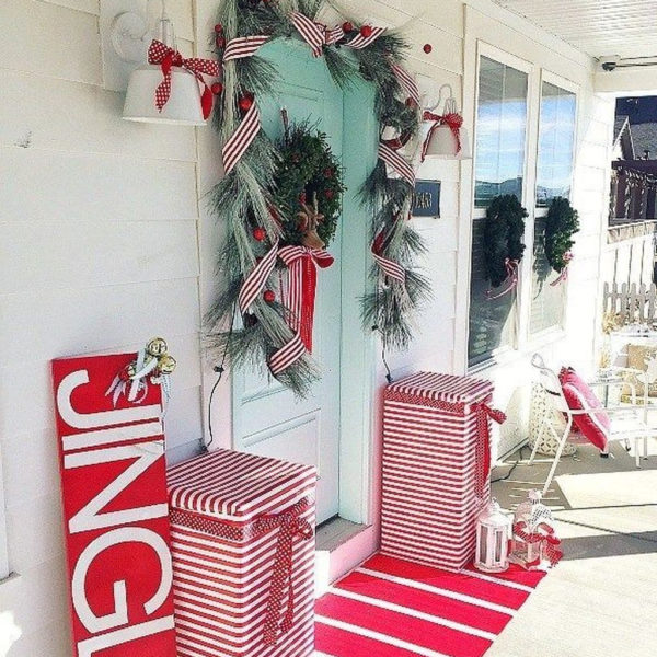 Affordable Christmas Porch Decoration Ideas To Try This Season 30
