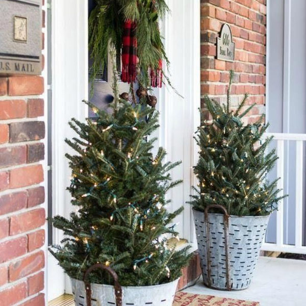 Affordable Christmas Porch Decoration Ideas To Try This Season 32