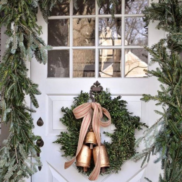 Affordable Christmas Porch Decoration Ideas To Try This Season 34
