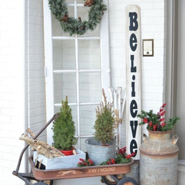 Affordable Christmas Porch Decoration Ideas To Try This Season 35