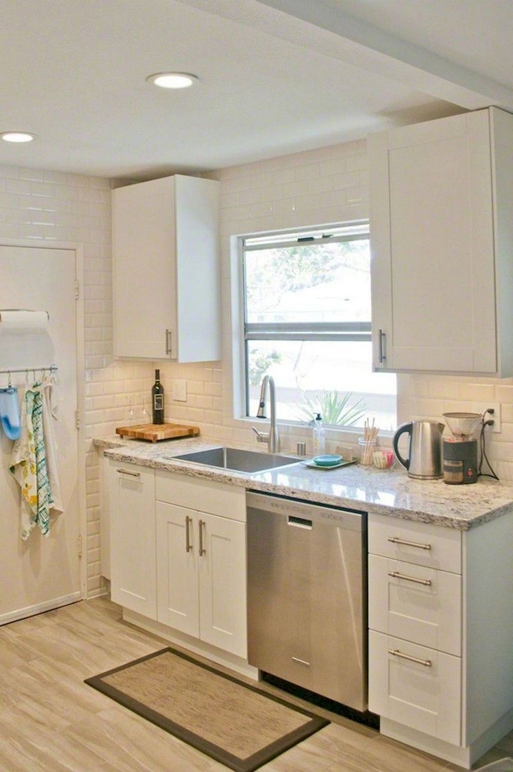 Best Small Kitchen Remodel Design Ideas That Low Cost And Easy To Copy 17