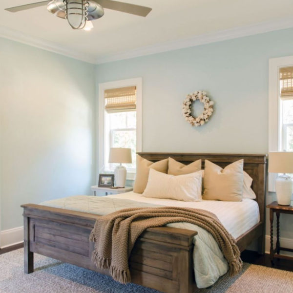 33 Gorgeous Beachy Farmhouse Bedroom Design Ideas For Cozy Sleep