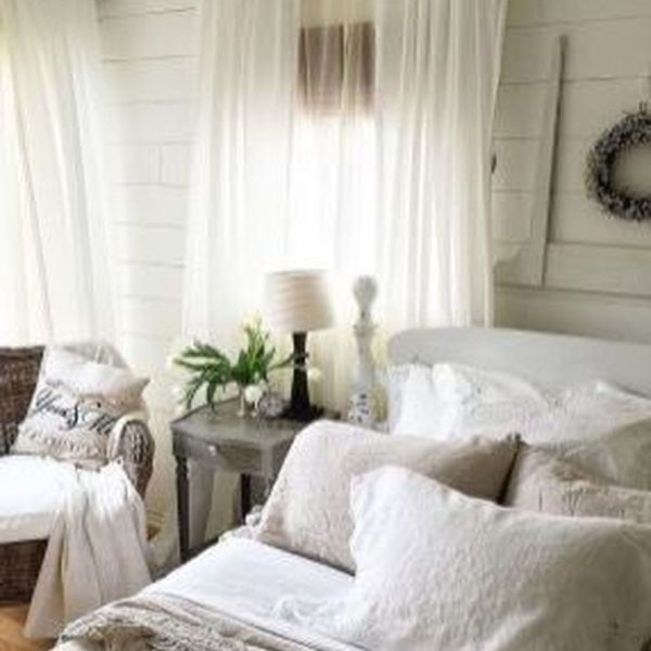 Gorgeous Beachy Farmhouse Bedroom Design Ideas For Cozy Sleep 14
