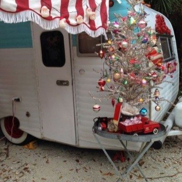 Sophisticated Christmas Rv Decorations Ideas For Valuable Moment 24