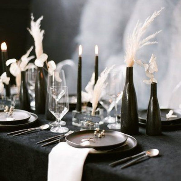 Pretty Winter Table Decoration Ideas For A Romantic Dinner 29