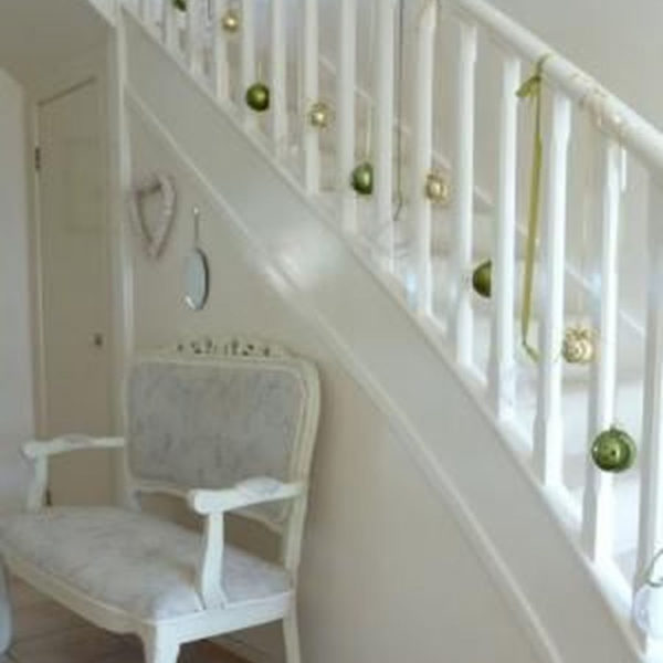 Charming Winter Staircase Design Ideas With Banister Ornaments To Try Asap 03