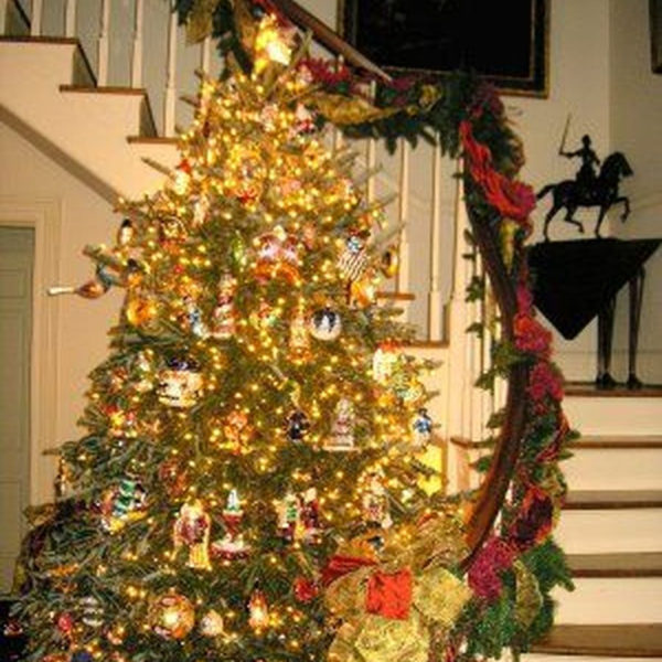 Charming Winter Staircase Design Ideas With Banister Ornaments To Try Asap 27