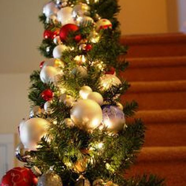 Charming Winter Staircase Design Ideas With Banister Ornaments To Try Asap 33