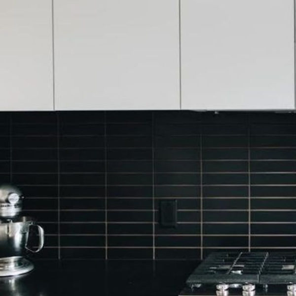 Extraordinary Black Backsplash Kitchen Design Ideas That You Should Try 22