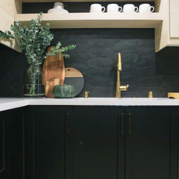 Extraordinary Black Backsplash Kitchen Design Ideas That You Should Try 42